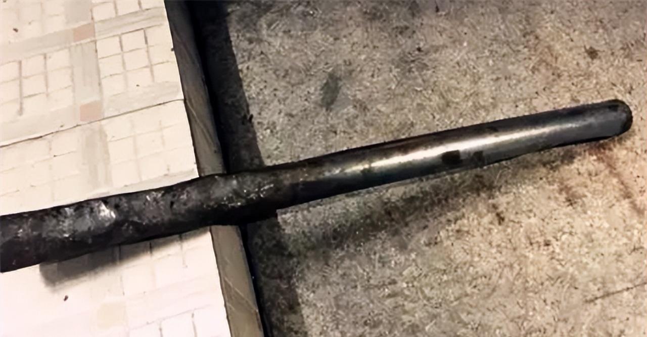 1848年，一根铁枪从他左脸颊插入，穿过大脑层，从头顶飞出25米以外。184