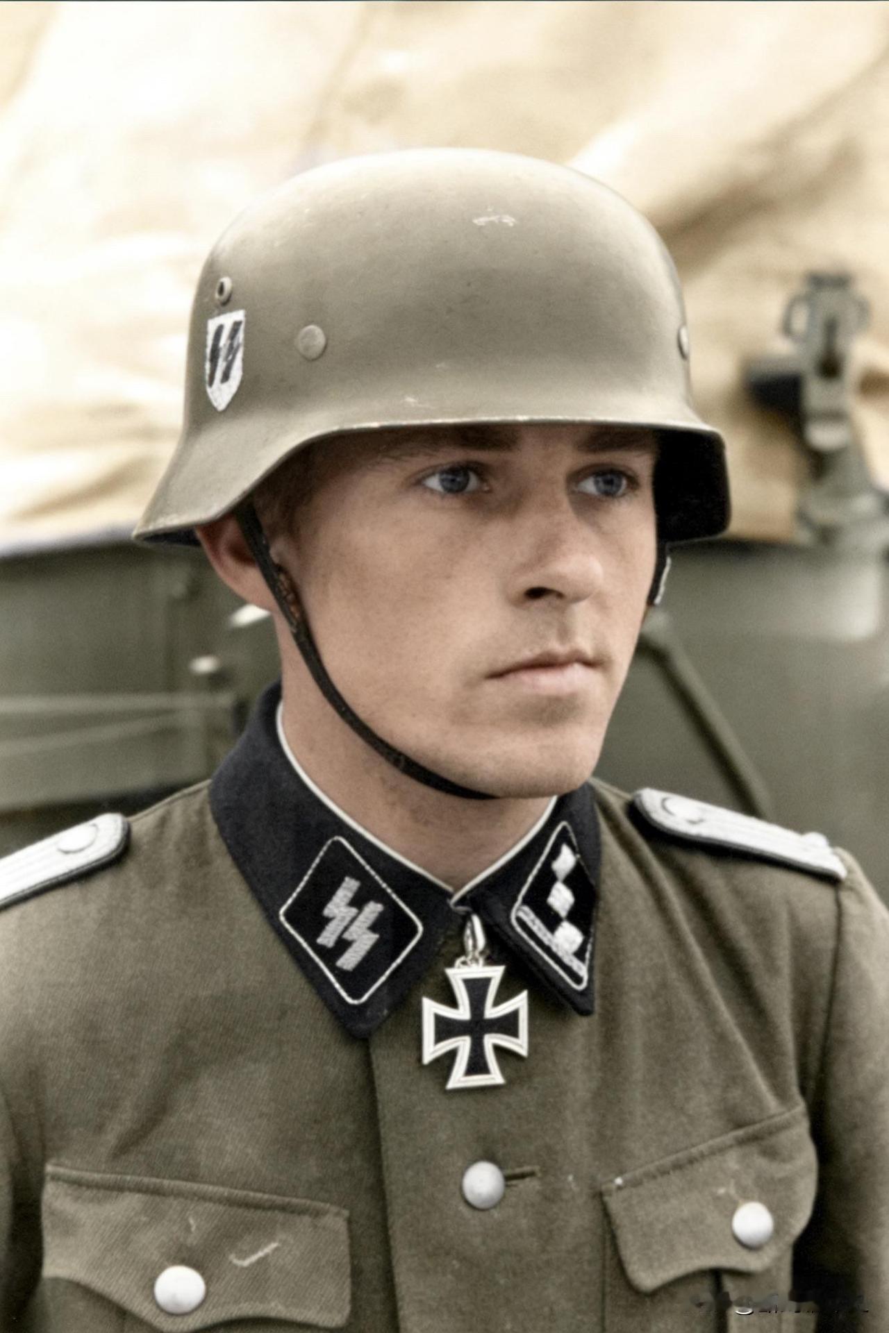 武装党卫军第2“帝国”装甲师二级突击中队长FritzRentrop，他佩戴着一