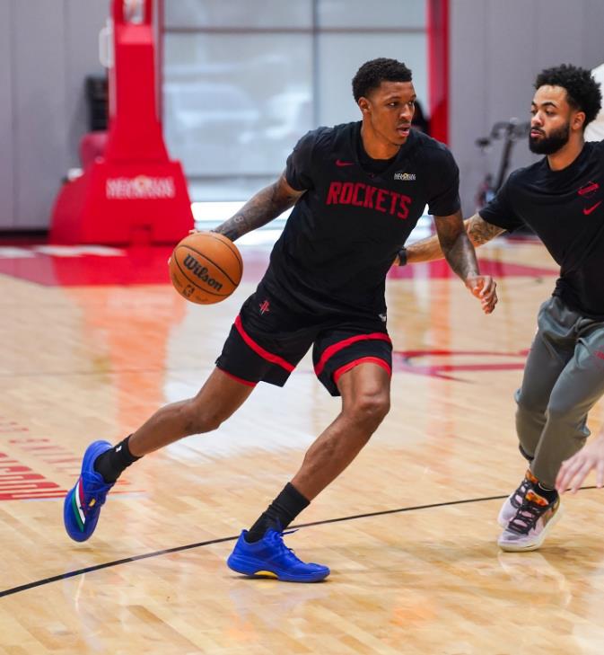 10月30号，今天火箭队战胜了猛龙队！本场比赛，阿门・汤普森依旧担当控球后卫。他