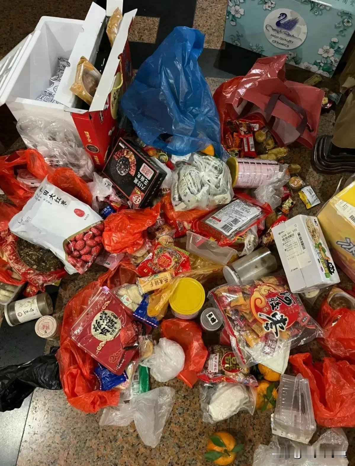 看着地上这一堆零食，两口子当场吵了起来丈夫下班回家，一进门就看见地上摊开一