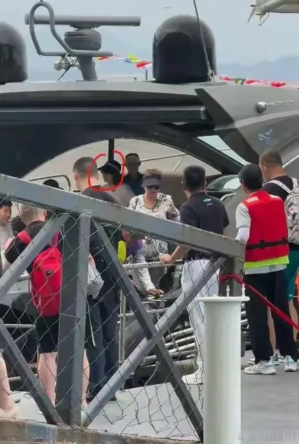 章子怡和娘家人三亚过年！18岁侄子撞脸王一博，醒醒和表哥关系好！