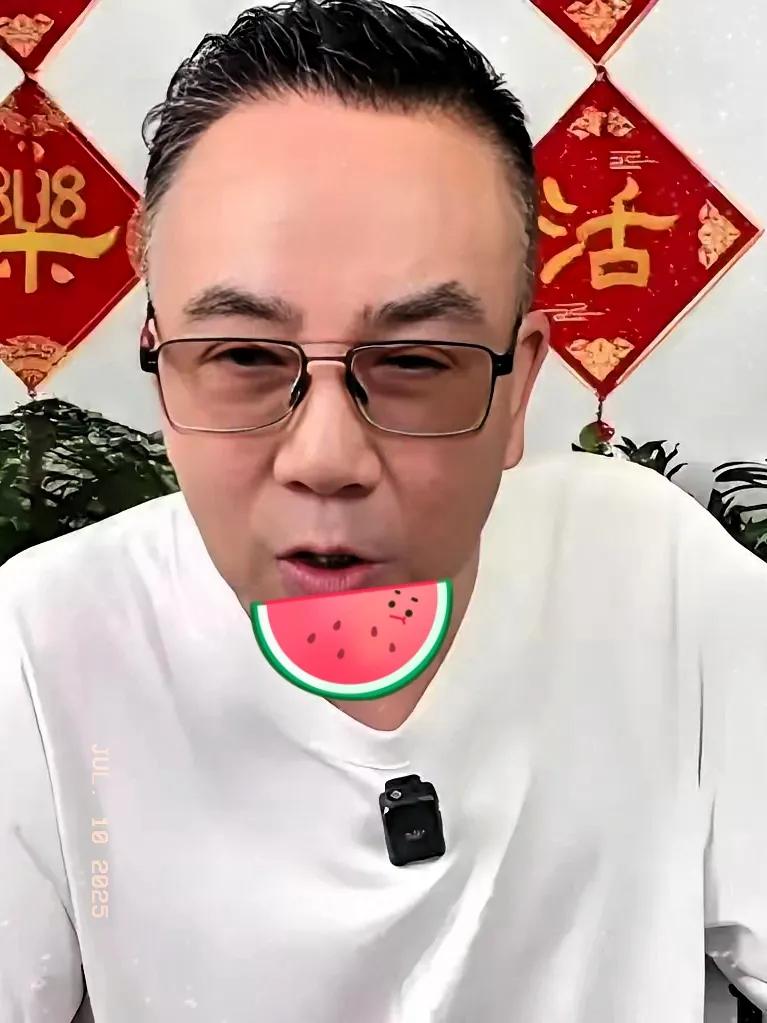 杨老爷子去世以后，杨议真悬了。杨仪今年搞得这场闹剧，虽然赚足了流量，但家丑被扬