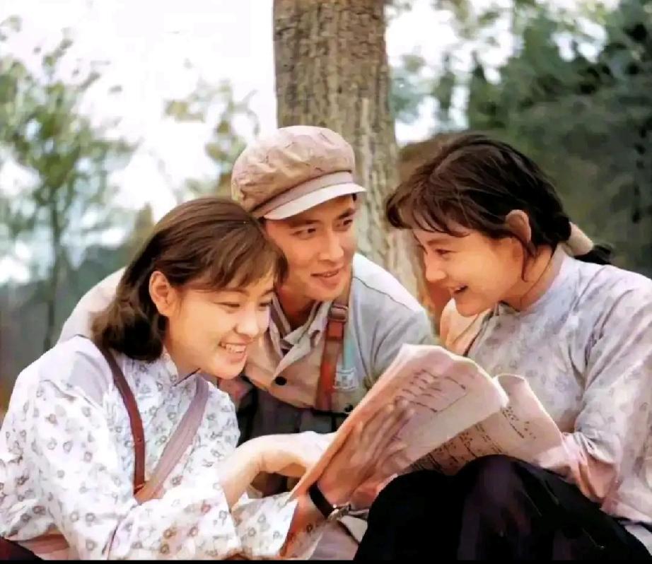电影《小花》中的三位主角刘晓庆、陈冲、唐国强再度同框。当年的他们曾经闪闪发过光