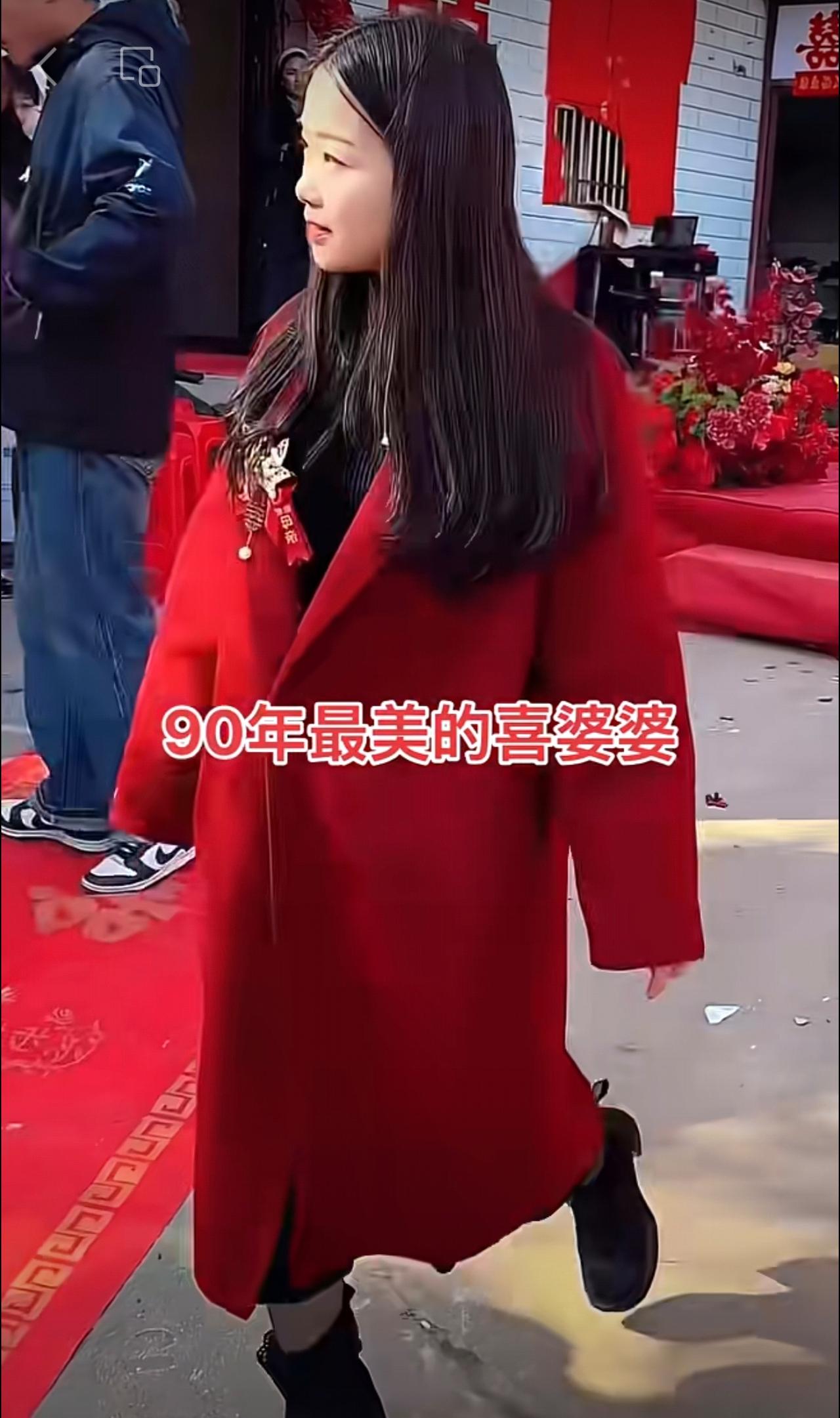 最美最年轻的喜婆婆，不看花还以为是新娘呢，真的是又美又年轻