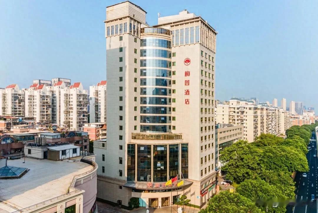梅园酒店停业了。租约到期，八个字。你以为是又一家老店倒下了。毕竟2007年开业