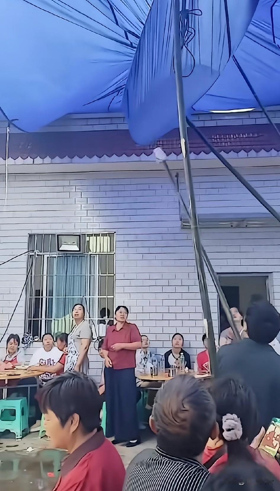 看大家的表情就知道，没有谁会料到上头的墙存在风险，要是把中间撑起来，这次事故就可