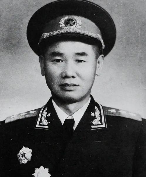 1984年，陈再道在家休息，几名穿制服的人，急冲冲的敲门进来，说：“首长，有件事