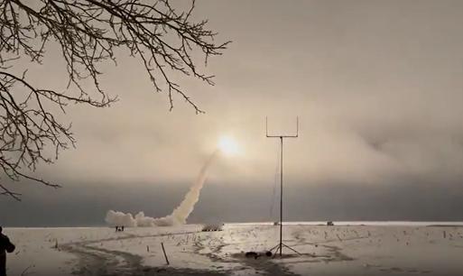 俄罗斯军火库深夜爆炸，乌克兰再次宣布“火烈鸟”巡航导弹立功。这一次乌军发射“火烈