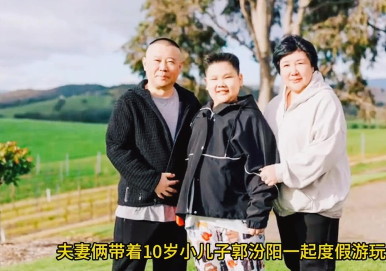 郭德纲度假藏接班大局？小儿子戴耳洞复制王惠，全是算计！郭德纲一家三口度假被偶