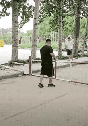 黑衣服的大哥，你是怎么回事哟，那么宽的路不走，非要到这里来翻栏杆摔一跤。你把穿