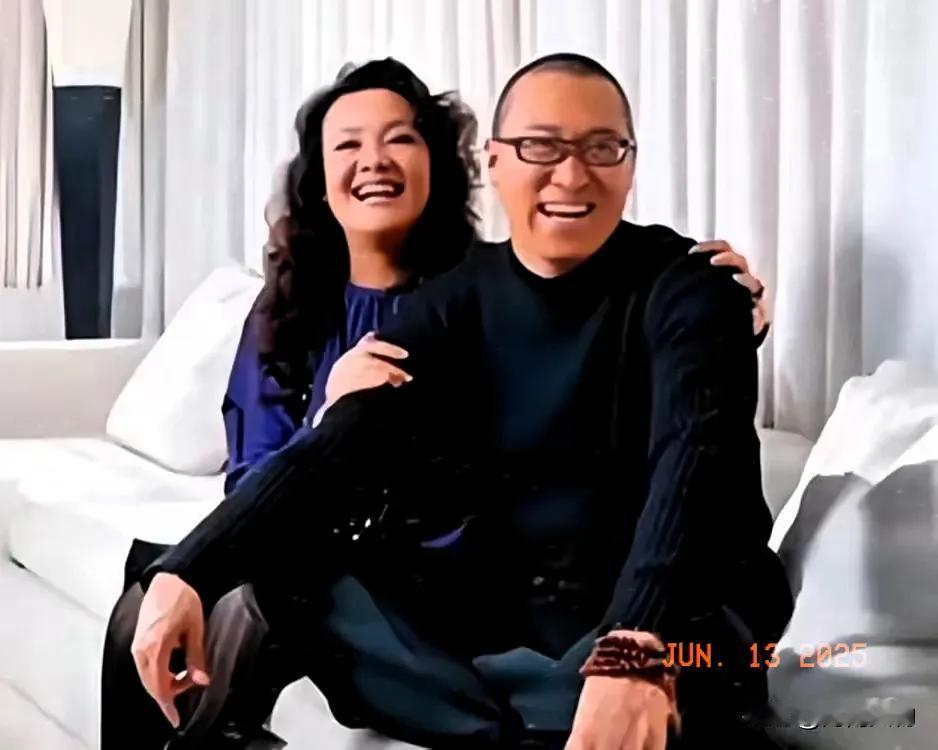 张兰与田益宾的温馨画面，确实让人感受到亲密关系带来的美好能量。这种情感表达也折射