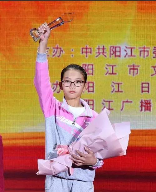 2009年，广东一男子在医院陪护流产的妻子，谁知在病房外抽烟时，竟意外发现一名女