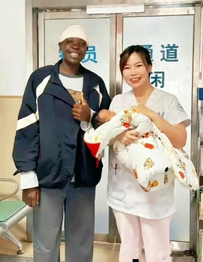 黑人基因并非绝对主导，她所育之子肤色亦非纯黑，遗传奥秘尽显生命多样性。​​​