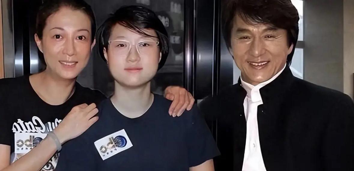 成龙，连夜冲上热搜。7月15日，72岁的成龙，冲上热搜，关于私生女传闻。