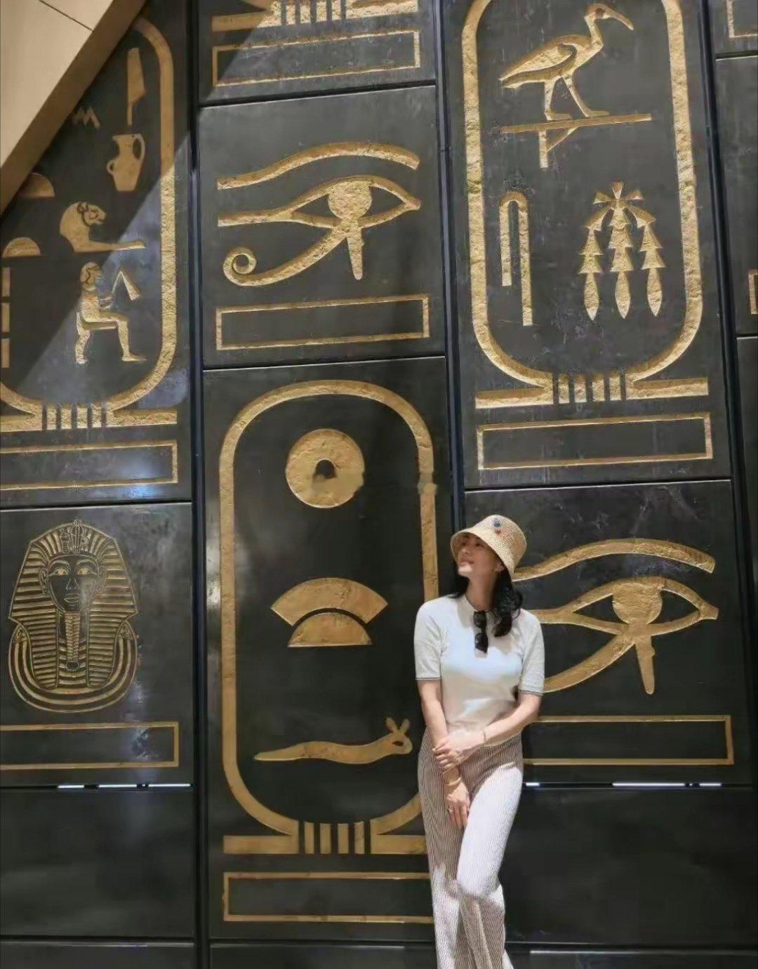 章子怡晒埃及之旅plog，金字塔前翩翩起舞好美，祖母绿戒指好抢镜！！！​​​