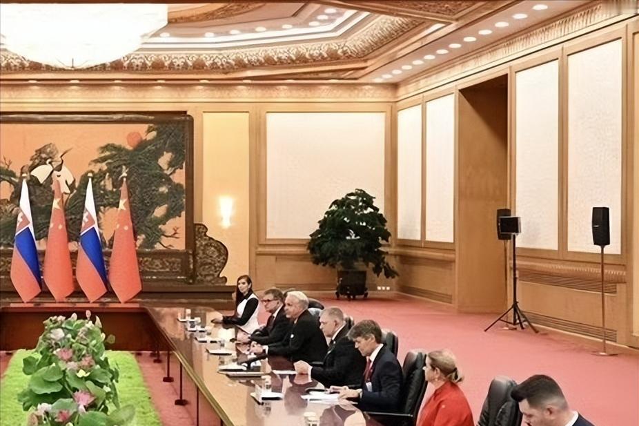 中国和斯洛伐克谈妥了。9月4日中午，斯洛伐克总理罗伯特·菲佐微笑着与中方握手