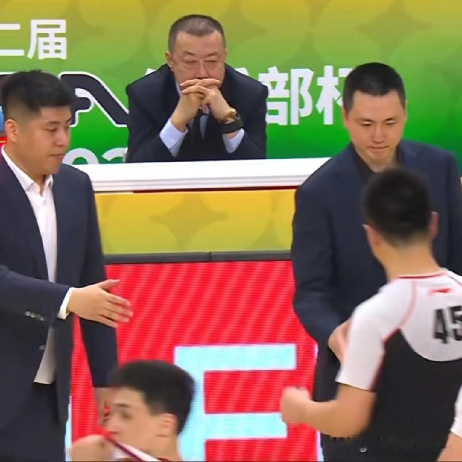 辽宁籍贯主帅皆大欢喜，上海主帅卢伟率队拿杯赛冠军400万到手，山西主帅潘江亚军也