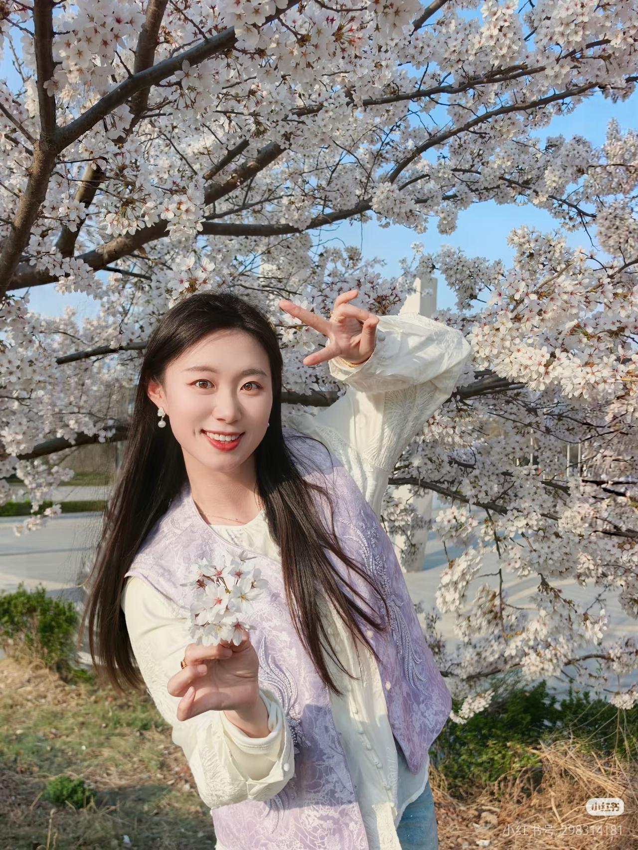 樱花树下，笑靥如花，春日美好时光