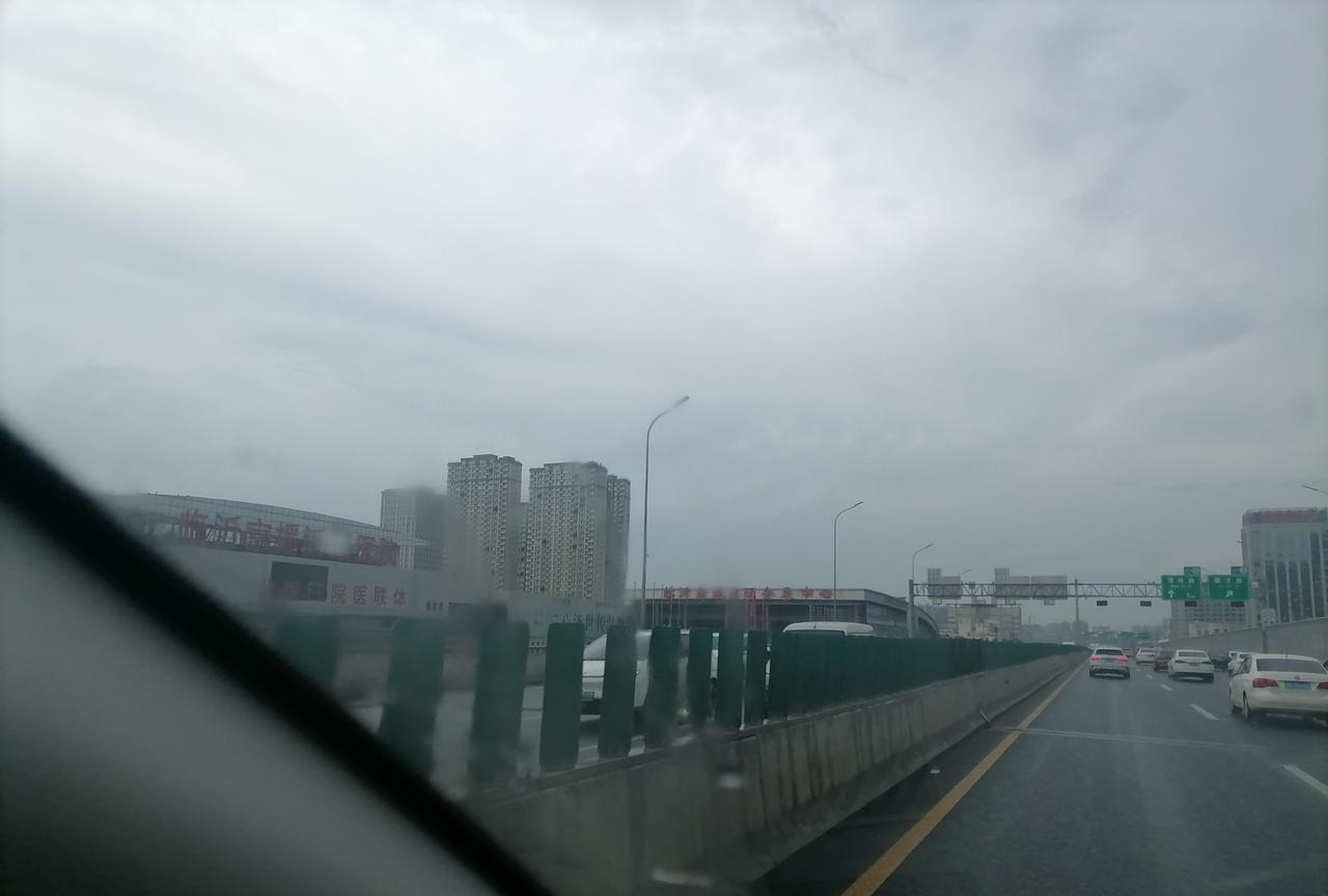 临沂蒙山大道中段的会展中心还有一半写着临沂商城国际会展中心，晚上也还亮这些字体，