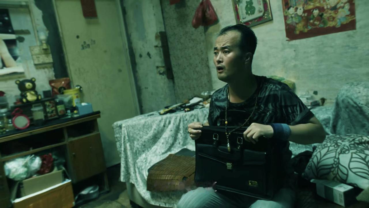 《扫毒风暴》里面有一幕让人确实后怕。那就是村民意外捡到了卢少骅工厂里生产的“