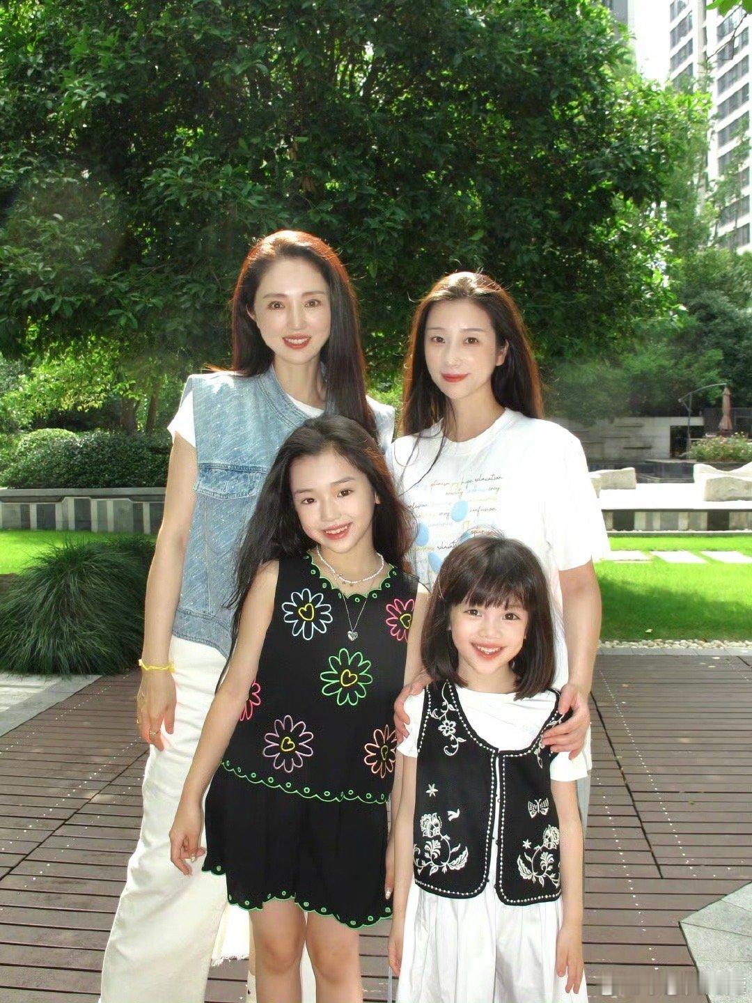 董璇小酒窝与沐言母女合照天！董璇女儿也太漂亮了吧！！！！真的是从小就倾国倾城的一