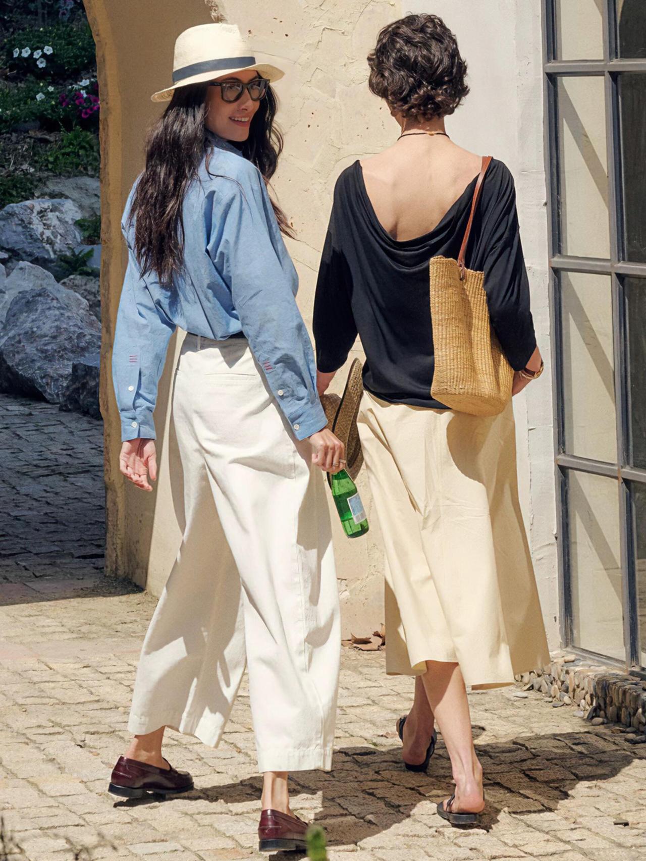 松弛又浪漫，这样的穿搭超美！浅蓝衬衫配卡其半裙，白无袖搭棕短裤，或是亮色块撞出