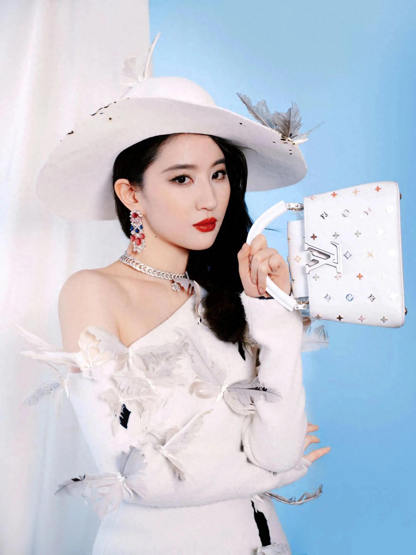 刘亦菲黑白魔女造型：优雅时尚、璀璨夺目！