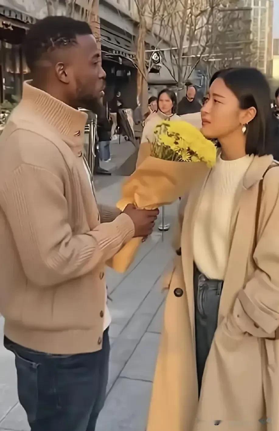 面对黑人的求婚，这是我听过的最好的回答。一名黑人留学生手捧鲜花，向一名美女大学生