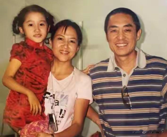 这么小，就跟两位大导演走在一起，足见这孩子的分量。关晓彤7岁时，参与雅典奥运会闭