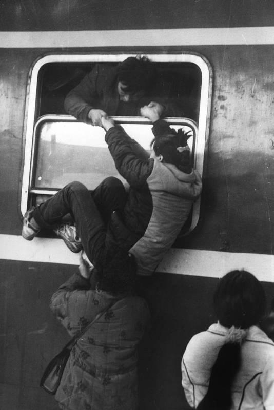 1977年7月27日，河北省肥乡县北高村。21岁的农民黄延秋忙完一天的农活，晚上