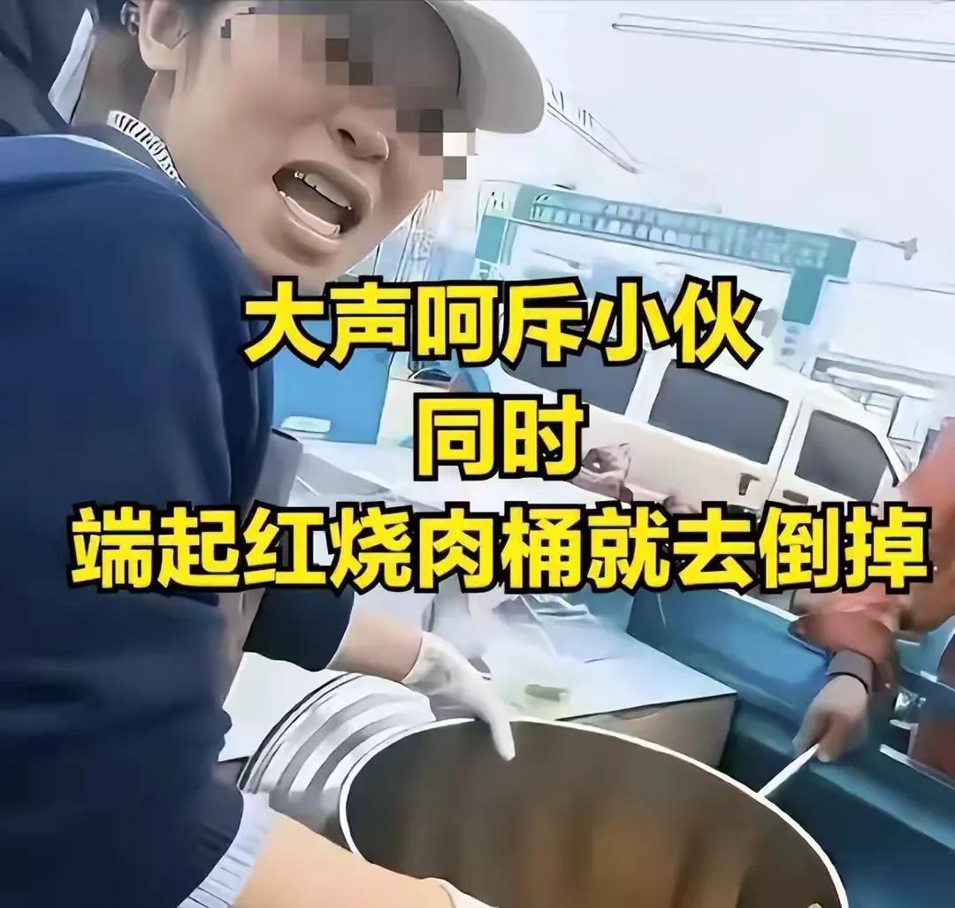 济南工地门口，一个00后小伙摆摊卖10元管饱卤肉饭，被一个中年女人把一桶红烧肉全