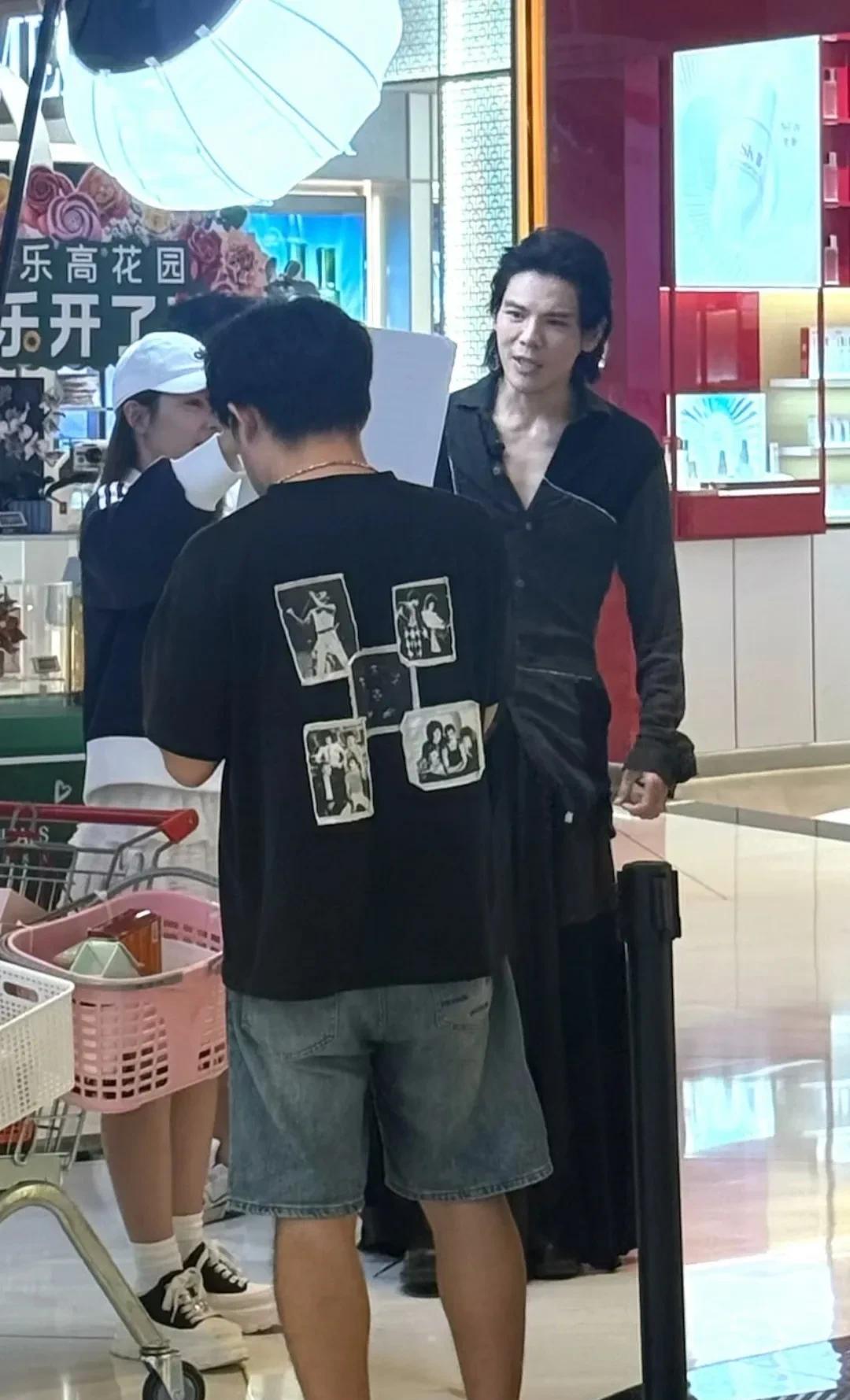 向佐现身海口免税店直播，他本人挺瘦的，发量又黑又多，脸只有巴掌大，个子很高，肤色