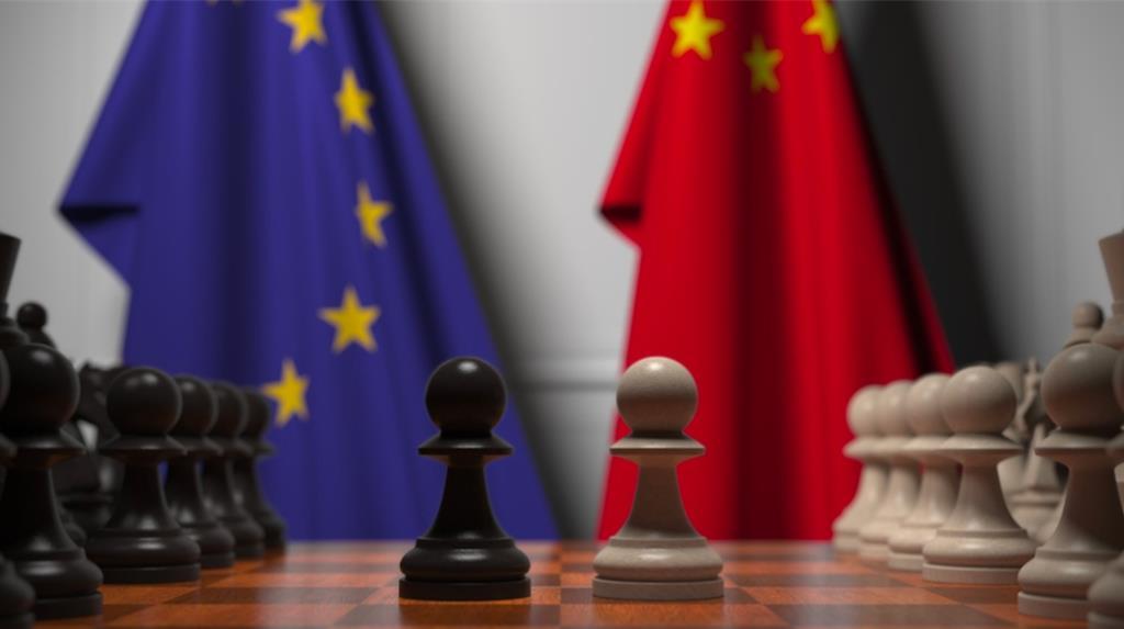 🌞炸了！中国外交官当着欧洲精英撂狠话，欧盟彻底慌了，美国却先怂了。家人