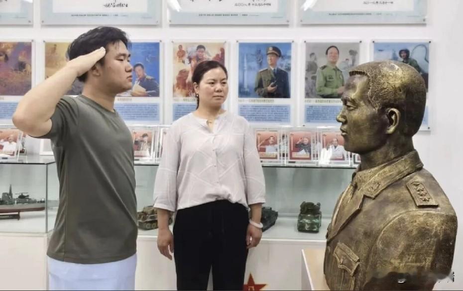 令人破防！18岁男孩考上国防科大在父亲塑像前敬礼，父亲牺牲17年，妈妈骗了他10