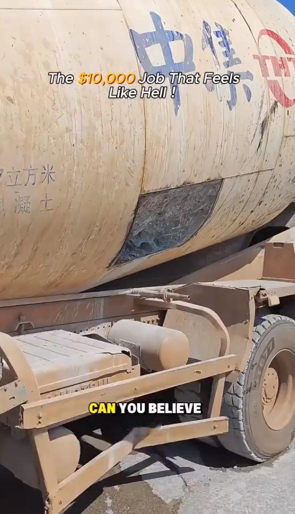 从搅拌车滚筒中凿除硬化混凝土。这项工作你觉得如何，更换滚筒的成本通常好几万元。