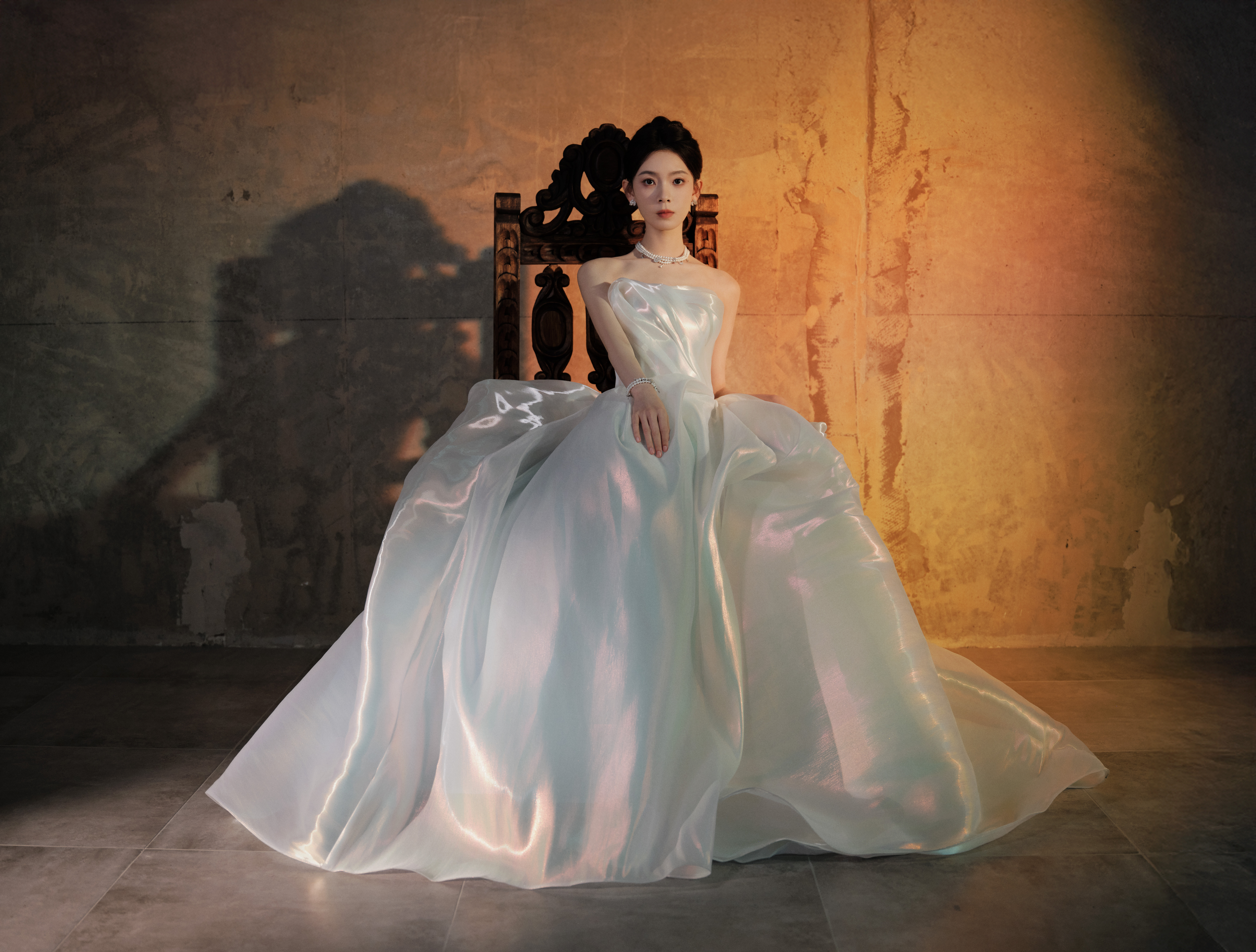 陈瑶从深海秘境而来的人鱼公主，一袭流光纱裙漾着幻彩鳞光，把童话的绮梦酿成现