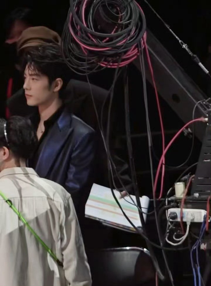 肖战给工作人员看迷糊了我要是在现场能比他更痴迷哈哈哈要不也把手机掏出来拍拍吧