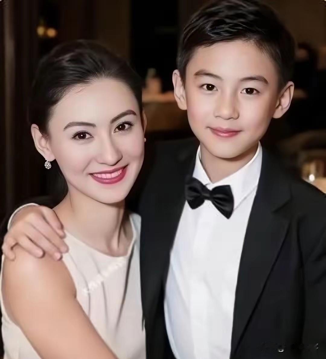 打开评论区才知道，张柏芝“小王子”这事儿又被翻出来了。我仔细捋了捋，谢霆锋当年确