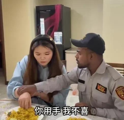 南京姑娘嫁印度阿三，吃饭被逼用手吃。婚后初到印度，面对丈夫递来的咖喱饭，