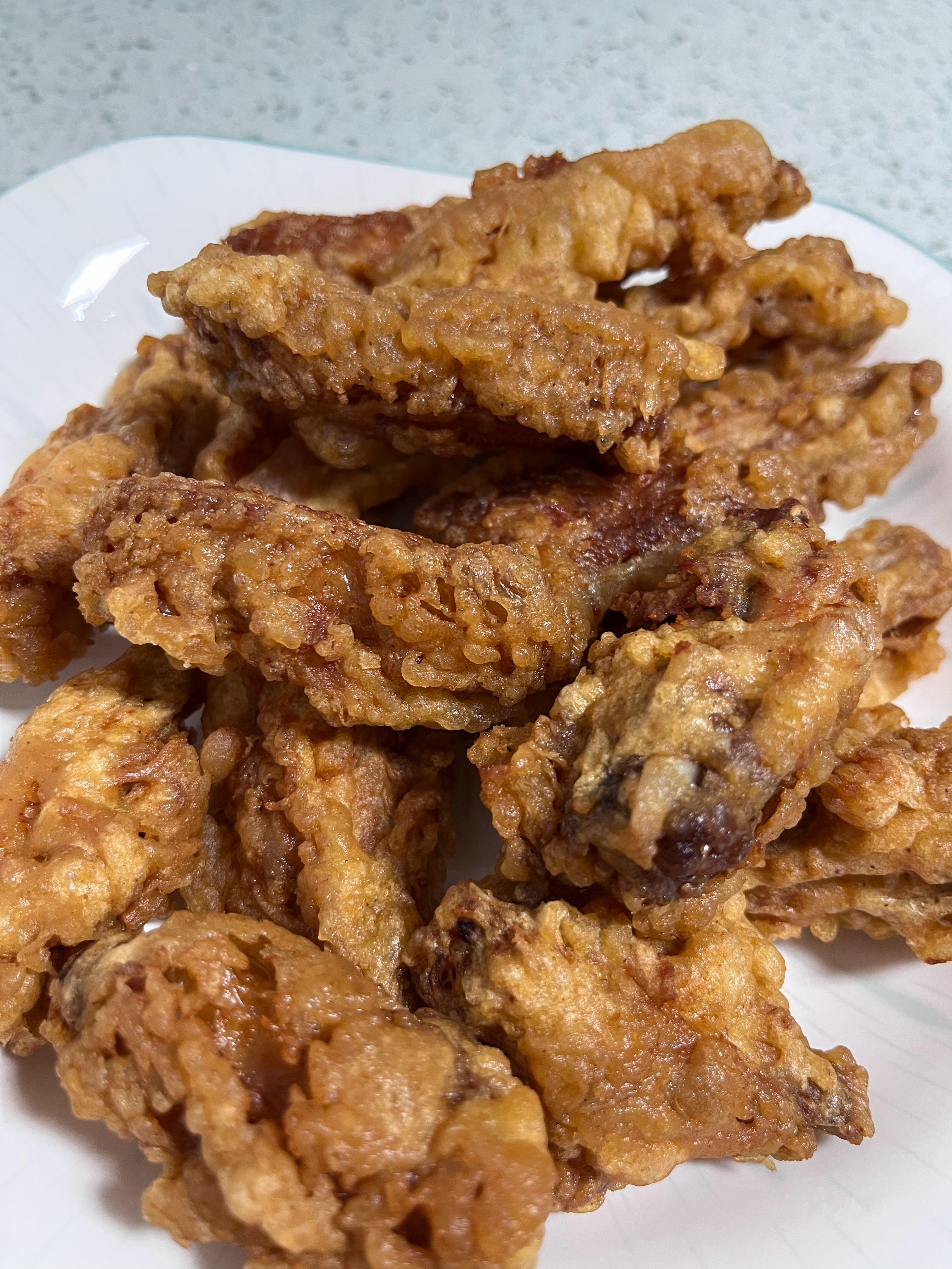 脆炸鸡翅不亚于买的自夸了哈！有菜有肉再配上纯肉的小包子今天的晚饭也还凑合啦！