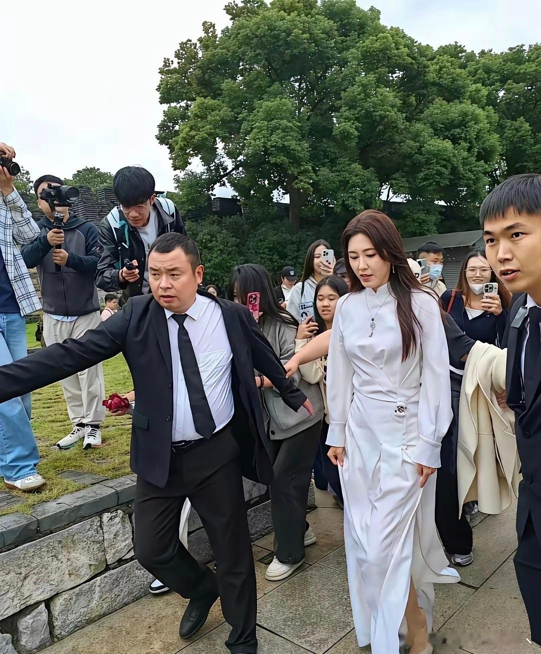 天呐！万万没想到，女神现实中这么好看，难怪那么多人喜欢她。