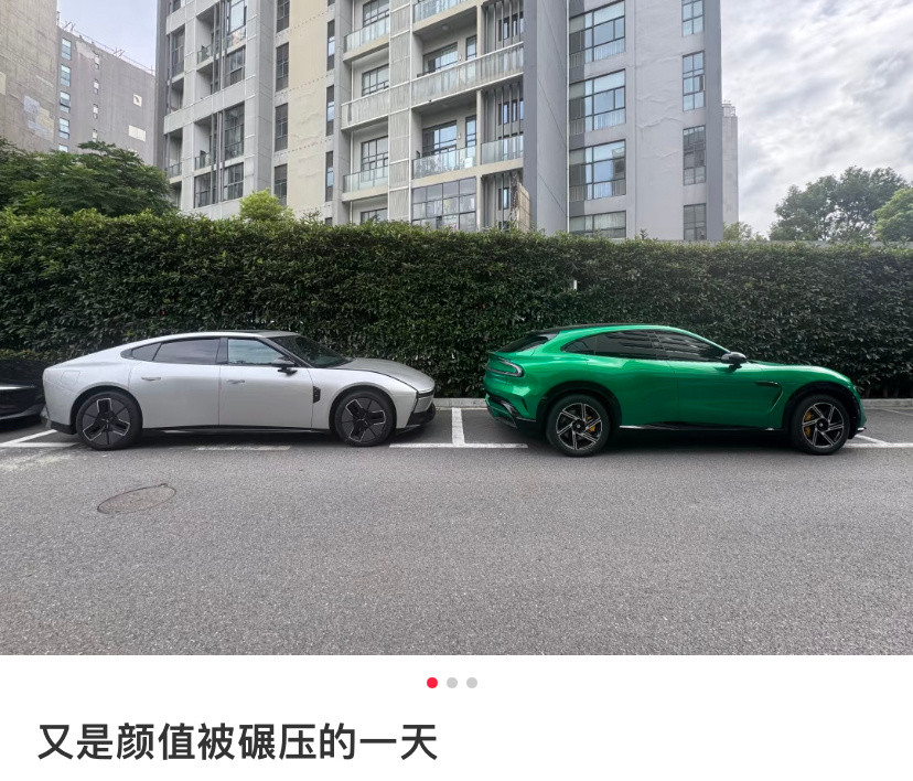 颜值上谁碾压谁，很难说。​​​