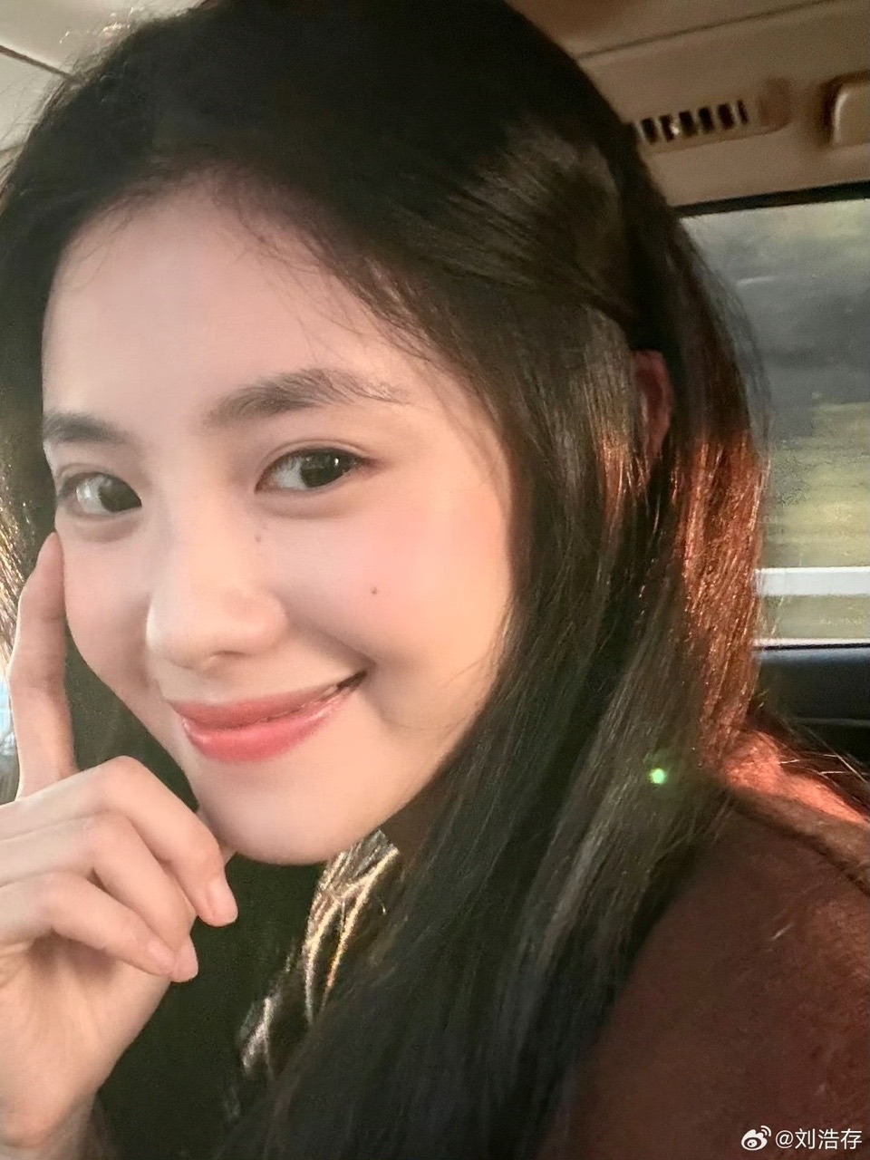 娱乐刘浩存秋日自拍刘浩存秋日自拍分享终于等到这个女孩的照片～​​​