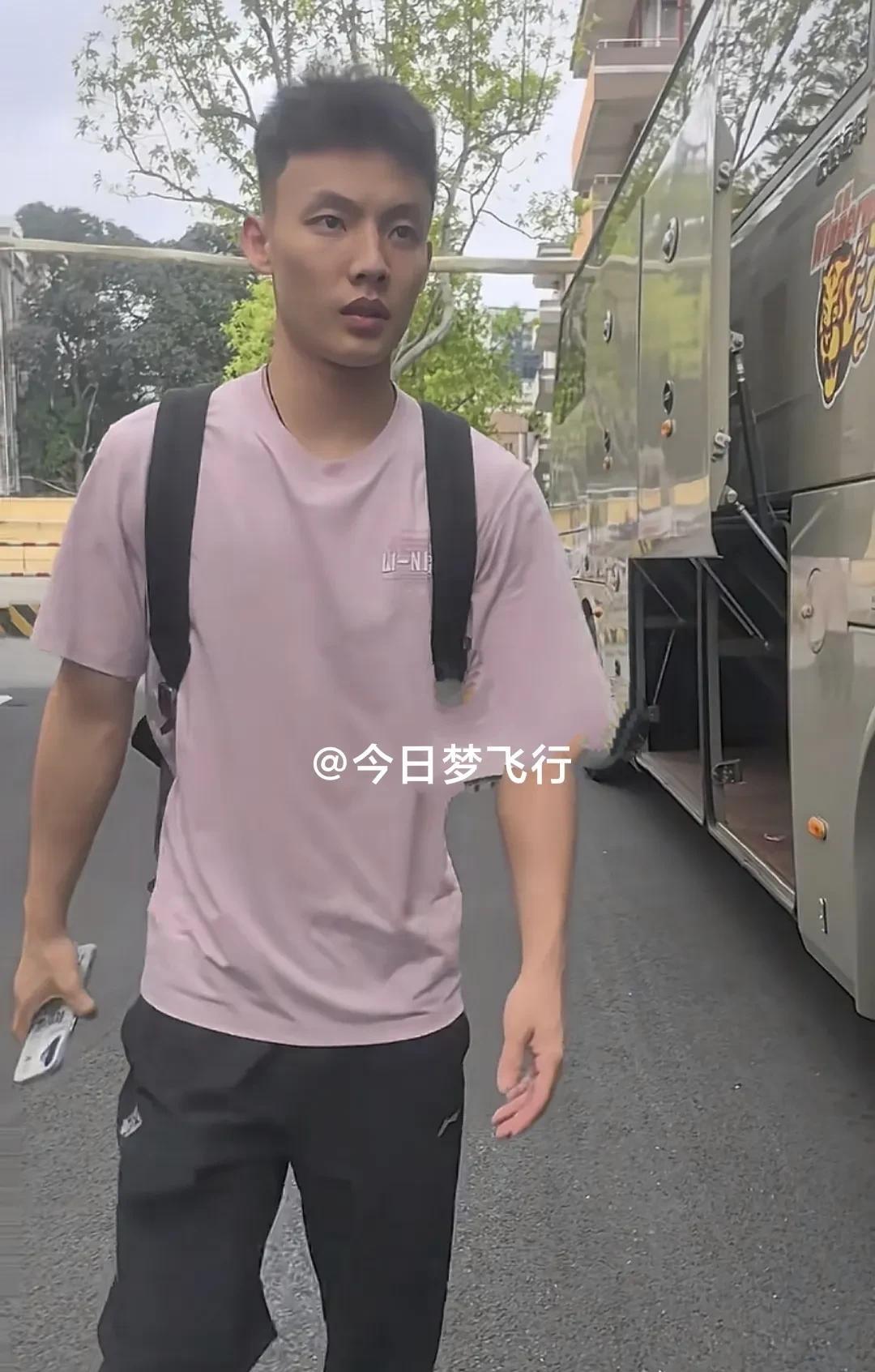 广东队离开东莞，前往广州训练备战！今天早上八时，广东队一众球员从俱乐部出发，乘