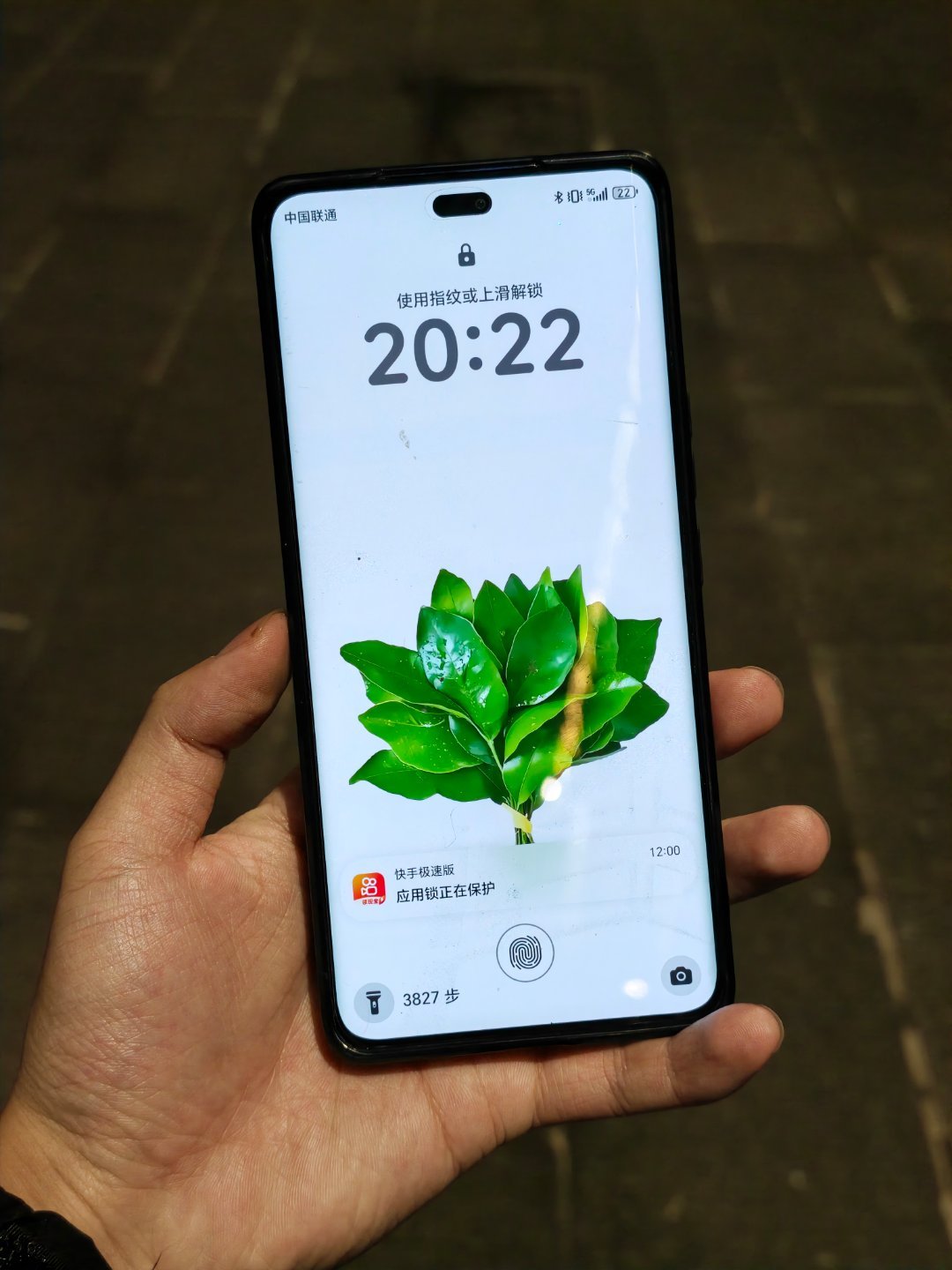 出门遛弯捡到个手机[笑着哭]怎么能联系上失主？​​​