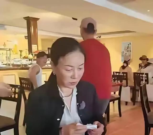 那英现身国外餐厅，素颜状态曝光，五旬之年尽显老态。​​​