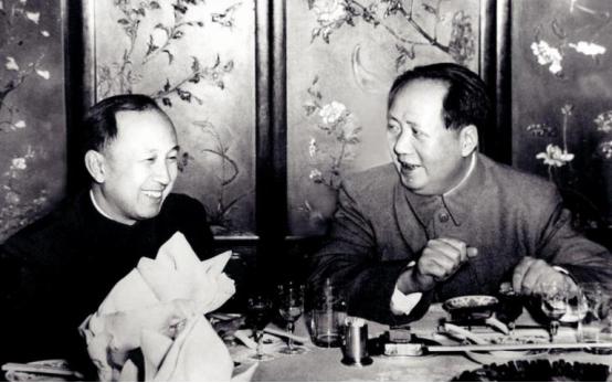 毛主席初见钱学森，一句家常话，道尽大国格局毛主席见到钱学森，开口头一句就是
