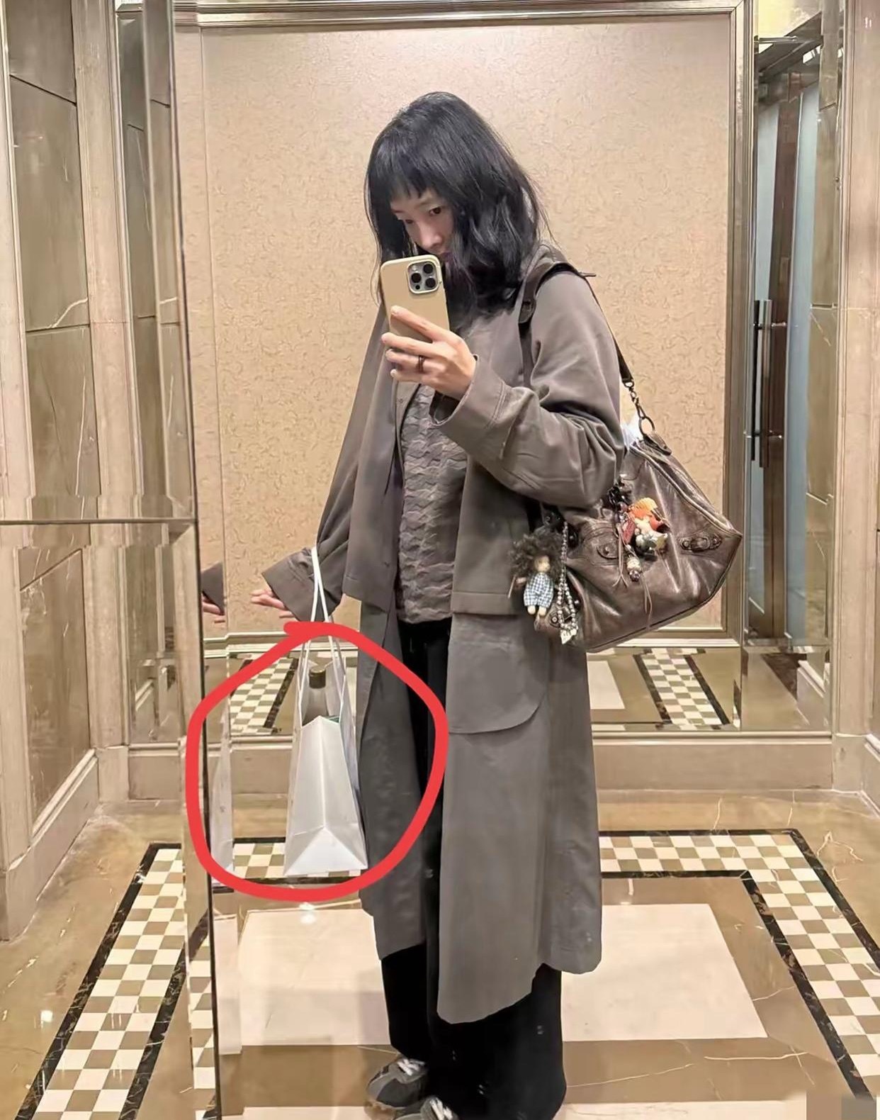 不得不说白百合真的是太接地气了！谁敢相信她一个超级会穿搭的女明星，出门居然袋子里