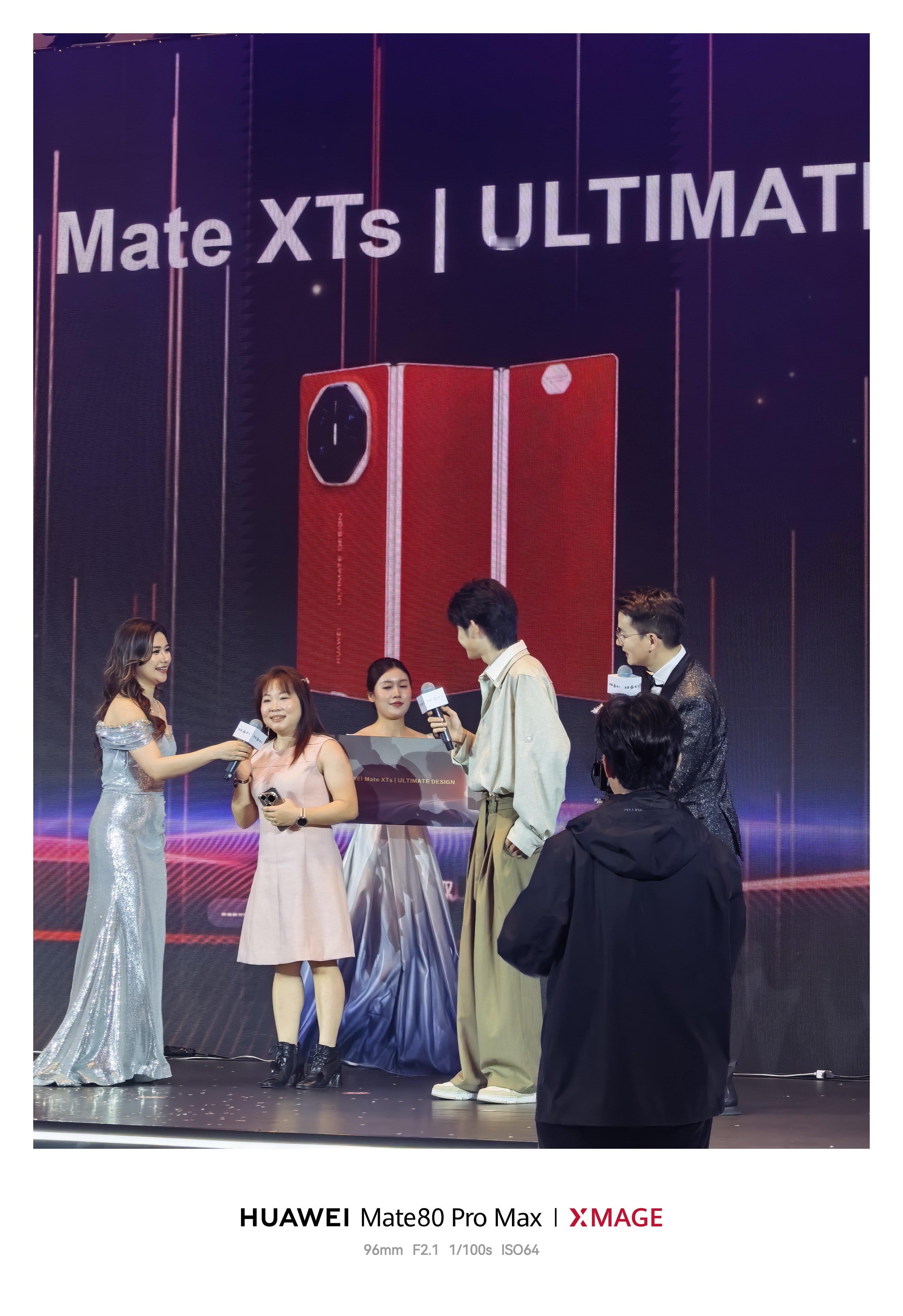 今晚一个奖都没中，我的好兄弟，好姐妹们都中奖了！中了一个三折叠！！