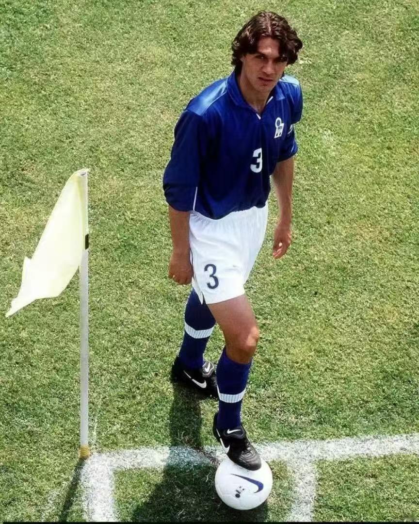 保罗马尔蒂尼。马尔蒂尼参加了1988、1992、1996、2000年4届欧洲杯，